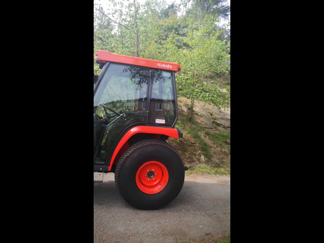 574802 Compact tractor Kubota STV 40 -10 (incl folding plow, sand spreader & tilt trailer)