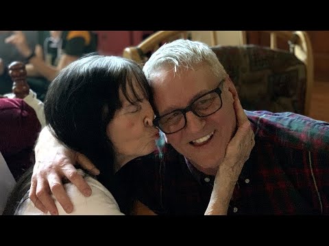 男性と彼の生物学的な母親が60年前に抱擁を交わす (Man and His Biological Mom Share Hug 60 Years In the Making)