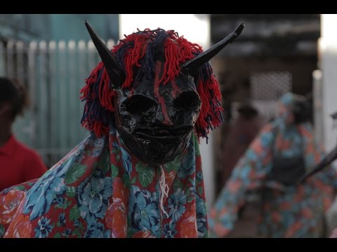 Território do Brincar | Série MiniDocs | Brincadeira das caretas de papelão - Acupe, BA