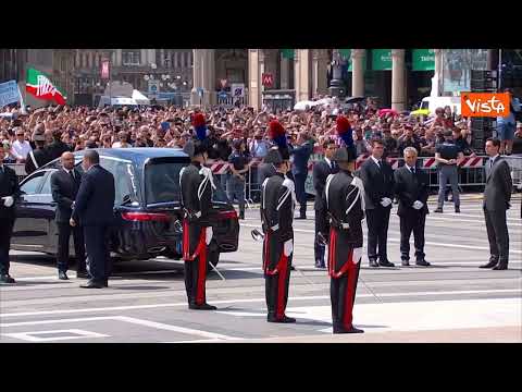 Bandiere del Milan e cori da stadio in piazza Duomo per Berlusconi: "C'è solo un Presidente"