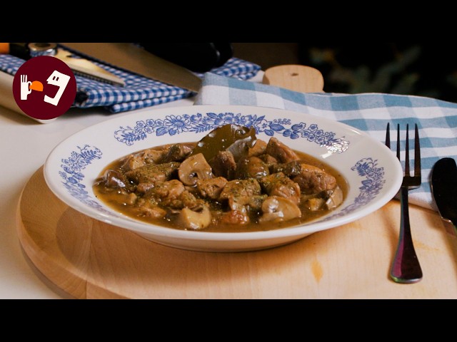 Costillas con Champiñones: El guiso "exprés" en el que querrás mojar pan hasta que se acabe el mundo