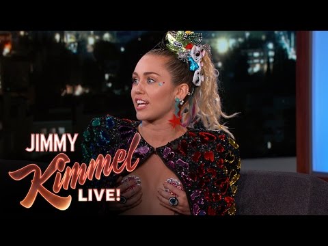 Miley Cyrus se pointe les seins (presque) nus sur le plateau de Jimmy Kimmel Live à ABC (VIDÉOS) | HuffPost Divertissement