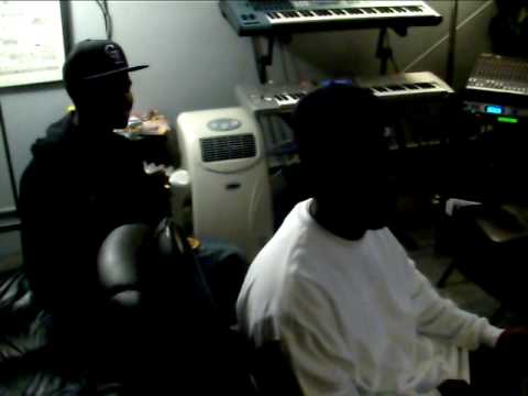 MIC.CONN , HOLLYWOOD , CRASH , AND SQUEEZ IN THA LAB WITH SLUGGA MAKIN HITS