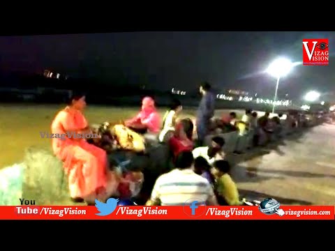 అర్ధరాత్రి రద్దీగా మారి నా బీచ్ రోడ్డు భయాందోళనలో ప్రజలు రోడ్ల మీదకి పరుగులు తీశారు in Visakhapatnam,Vizagvision...