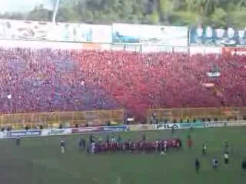 "Espectacular recibimiento de la Turba Roja y Afición a C.D. FAS" Barra: Turba Roja • Club: Deportivo FAS