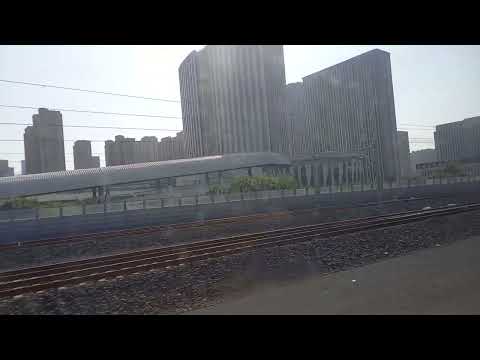 Vídeo da janela do trem com cenário de partida da Estação Jinan