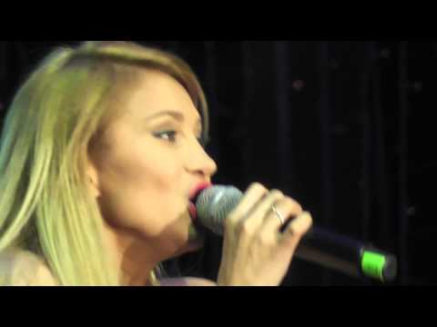 Amintirea Mădălinei Manole este vie! Fanii, cuceriți de Lora, care a interpretat MIRIFIC piesa "Fată dragă"