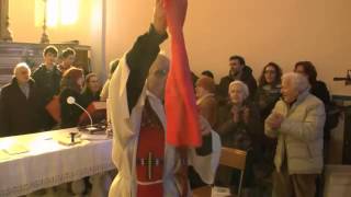 Italian priest sings antifascist resistance song "Bella Ciao"