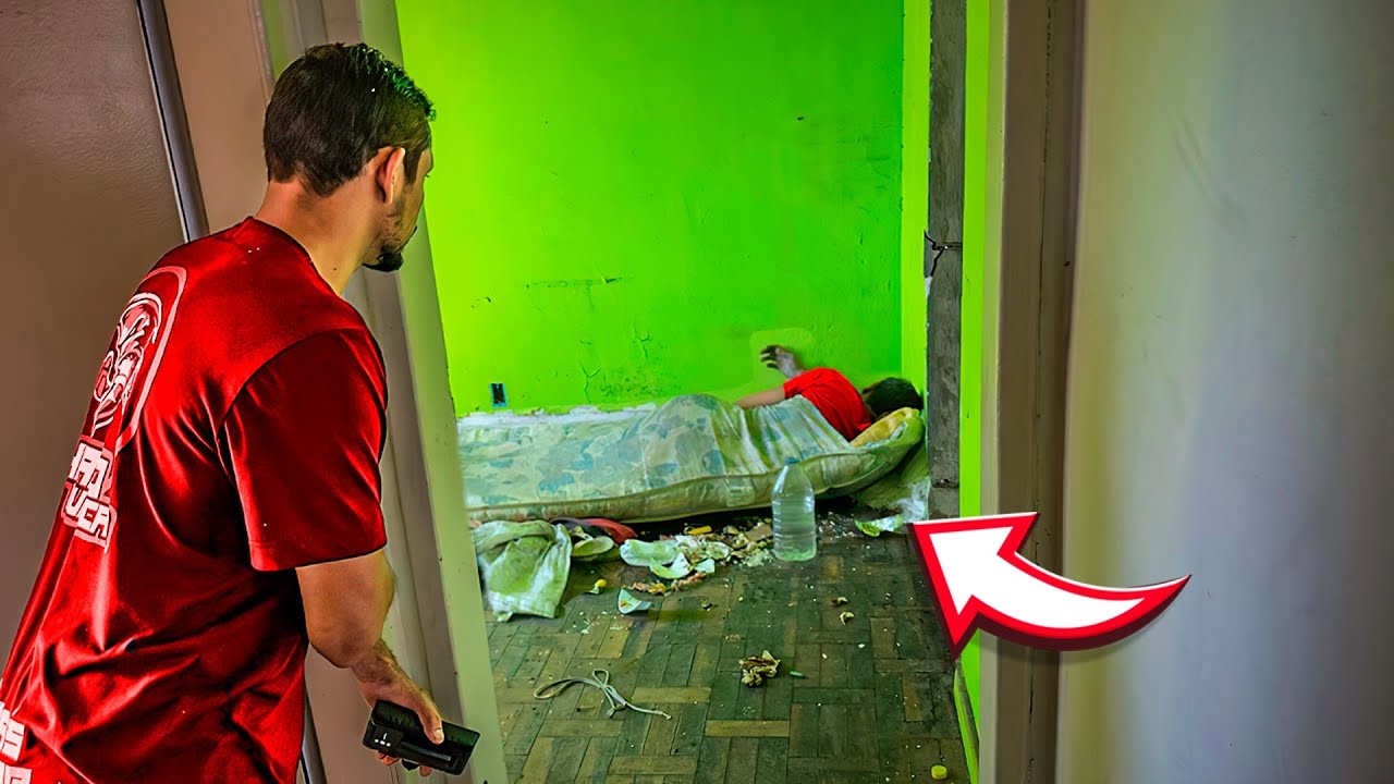 THIAGO TEM UM HOMEM AQUI DENTRO DESSE QUARTO