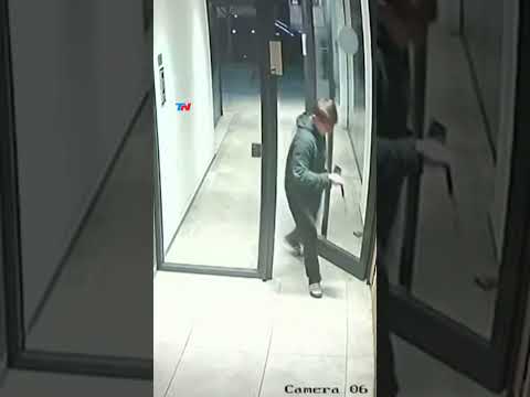 DOS LADRONES INTENTARON ASALTARLO EN LA PUERTA DE SU EDIFICIO Y LOS ENFRENTÓ A TROMPADAS