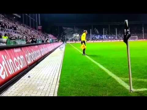 St.Pauli vs Schalke 04 Becherwurf auf Linienrichter