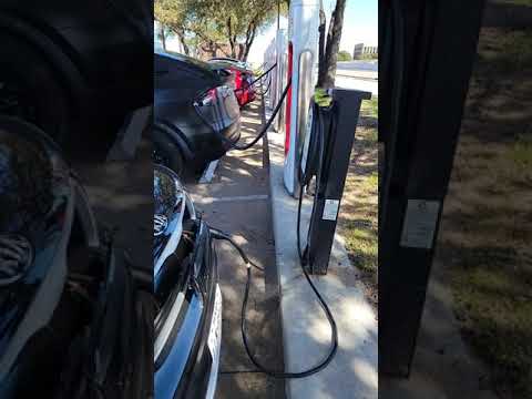 Long Line at #Tesla #Supercharger in Austin Texas - time to get out the #SpaceXArt and #TeslaArt