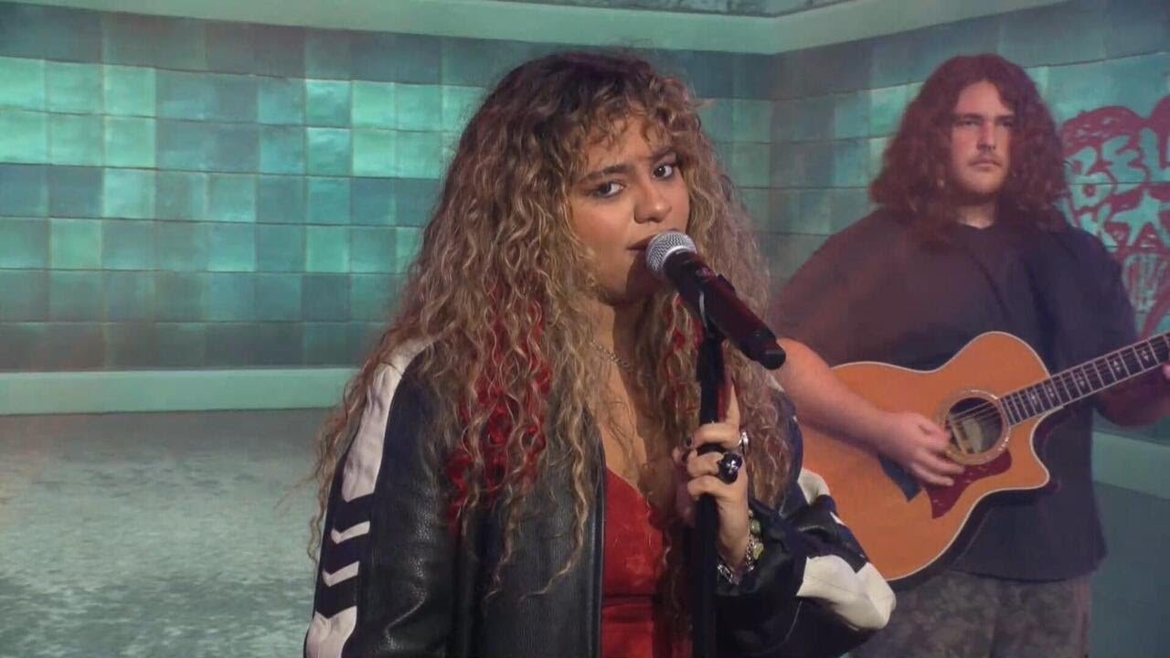 Saturday Sessions: Bella Kay performs "iloveitiloveitiloveit"