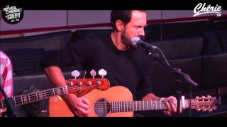 Gérald De Palmas chante "Elle danse seule" en direct dans le Réveil Chérie