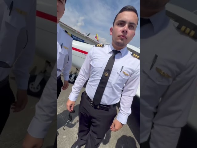 Vídeo relacionado con GYIOFAI Juego de 7 accesorios para disfraz de capitán piloto, kit de disfraz de capitán de avión militar de Halloween, sombrero de aviador, brazalete, gafas de corbata, para fiesta de disfraces de