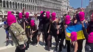 Le Pussy Riot protestano in piazza San Marco: cori e slogan, poi l'intervento delle forze dell'or...