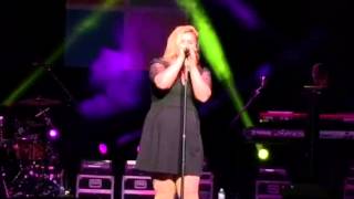 Kelly Clarkson "Shake it Off" Taylor Swift cover Buffalo 10/25/14