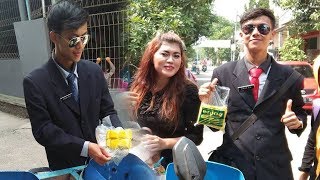 Viral Penjual Tahu Ganteng di Bogor, Penampilan Necis Berjas dan Dasi hingga Digandrungi 'Emak-emak'