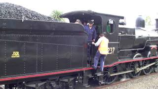 preview picture of video 'LVR 3237 and XPT at Wauchope 21/5/10'