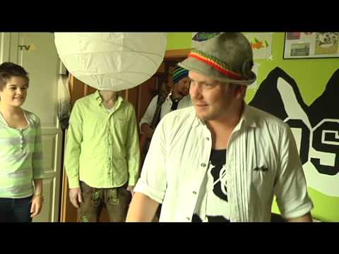 Mit der Reggeaband Losamol unterwegs: Zu Besuch beim größten Fan in Westerheim