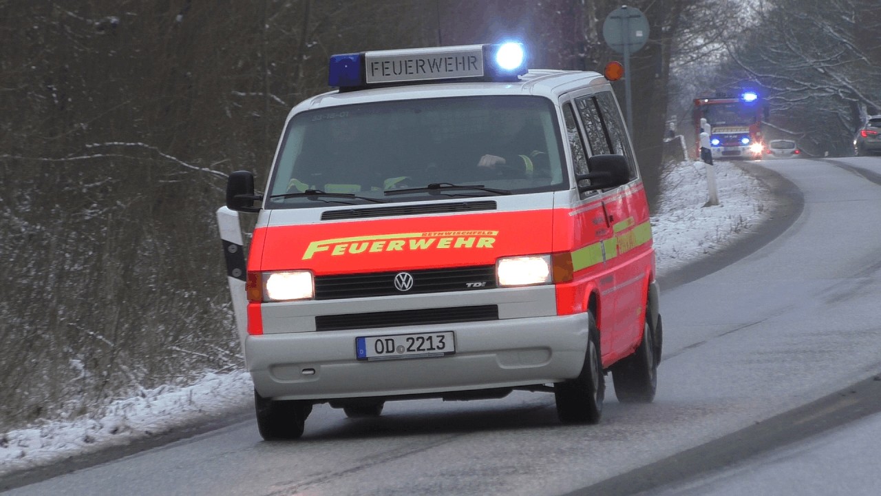 [Dachstuhlbrand in Bad Oldesloe] Einsatzfahrten zum Großeinsatz im Ortsteil Rethwischfeld