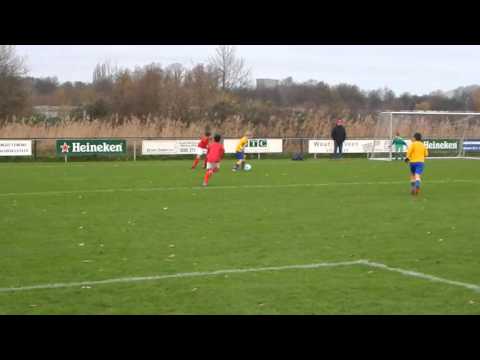 Schot van Jarda knap gekeerd door keeper Saestum.