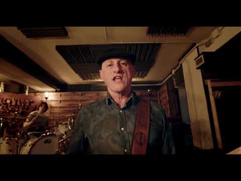 Ilegales feat. M-Clan - Divino imbécil (Videoclip Oficial)