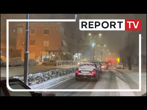 Report TV - Dëbora izolon 11 fshatra në Elbasan, probleme me energjinë në disa zona