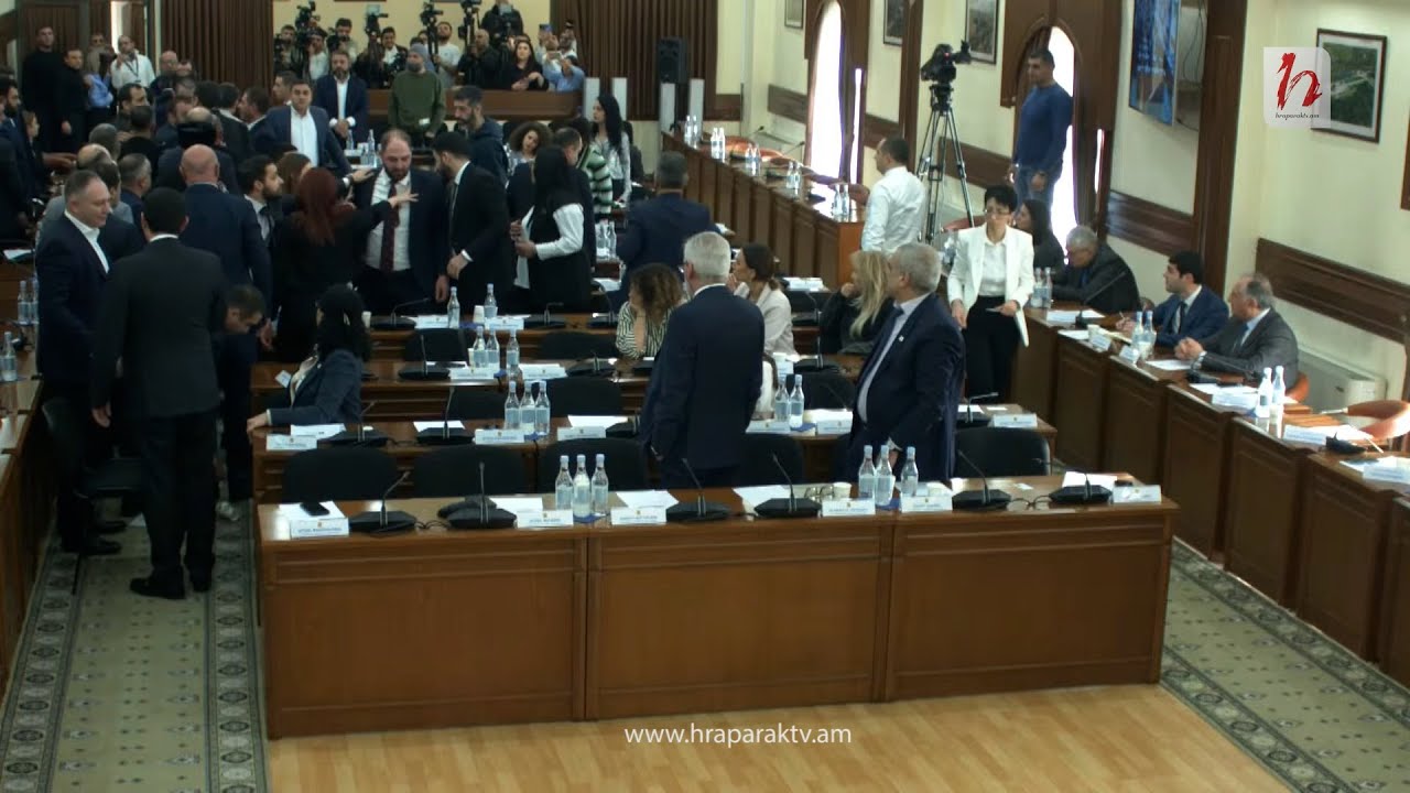 Ձենդ, արա, հանգստացեք. Քաշքշուկ, կռիվ ավագանու նիստում