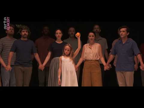 Το Dies Irae («Ημέρα ὀργῆς») από το Ρέκβιεμ του Mozart [Μότσαρτ]. Πρόκειται για τη σκηνοθετική προσέγγιση του Romeo Castellucci, ο οποίος μετασχηματίζει τη Νεκρώσιμη Ακολουθία σε «γιορτή» για τους ζώντες, δημιουργώντας εικόνες που παραπέμπουν στον κύκλο ζωής και θανάτου. Στο συγκεκριμένο απόσπασμα η χορωδία, φορώντας καθημερινά ρούχα, τραγουδά χορεύοντας το πιο «σκοτεινό» και συναισθηματικά φορτισμένο μέρος από το Ρέκβιεμ, ενώ στη μέση στέκεται ένα νεαρό κορίτσι, το οποίο κρατάει στο χέρι του ένα πορτοκάλι. Η παράσταση παρουσιάστηκε για πρώτη φορά στο Festival d’Aix-en-Provence (Φεστιβάλ της Αιξ-αν-Προβάνς), το 2019, με τη συνοδεία του Συνόλου Πυγμαλίων (Ensemble Pygmalion) υπό τη μουσική διεύθυνση του Raphaël Pichon [Ραφαέλ Πισόν].