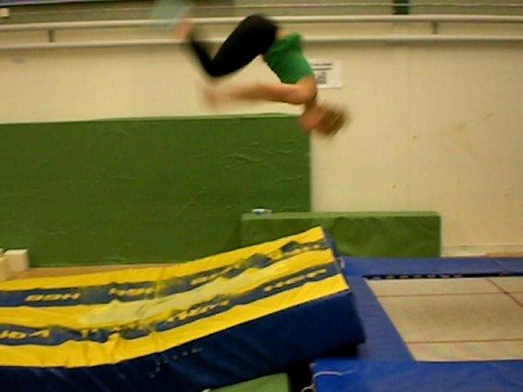 Emma kör efter knäskada