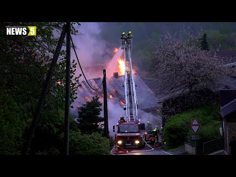 Flammen schlagen aus Wohnhaus: Enge Bebauung erschwert Löscharbeiten der Feuerwehr