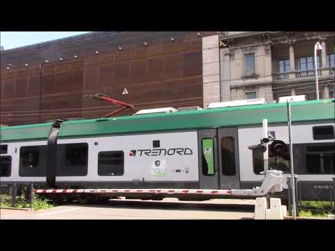 Spoorwegovergang Como Nord Lago met Teardrop bel / Passagio a livello