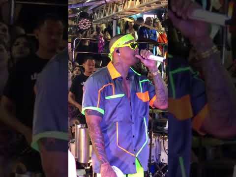 Léo Santana se emociona ao homenagear Gabriel Diniz