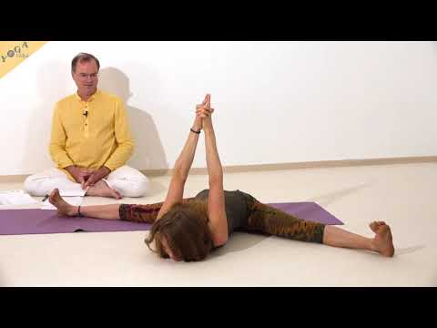 Sitzende Grätsche mit gefalteten Händen hinter dem Rücken - Yoga Asana Lexikon