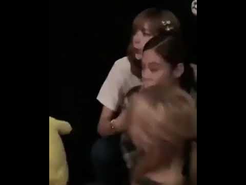 How lisa treats jennie off cam (only jennie)