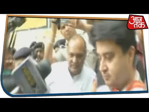 Jyotiraditya Scindia Casts his vote in Gwalior, Madhya Pradesh (Jyotiraditya Scindia Casts His Vote IN Gwalior, Madhya Pradesh)