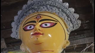 preview picture of video 'Durga Puja 2013 Kumartuli Idol making of Godess Durga, Kumortuli, Kolkata. (HD)'