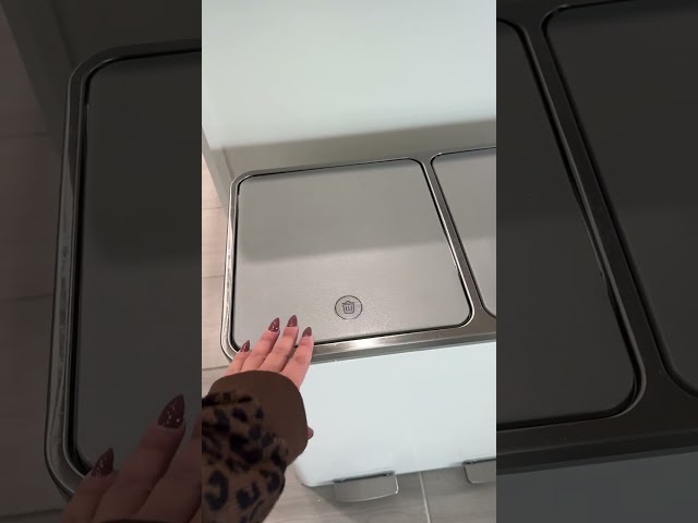 Vídeo relacionado con SONGMICS Cubo de Basura, Juego de 4 Cubos Apilables, Papeleras, 20 L Cada, Sistema de Separación Residuos, Tapas Apertura a Presión, Pegatinas, Almacenaje, Amarillo, Azul, Marrón y Verde LTB760BZ01