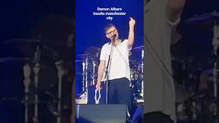 Damon Albarn gives the finger to a Manchester City fan. #blur #manchestercity