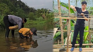 The Mother And Daughter Went To Catch Snails And sell Them To Make Money. Dad Works In Construction