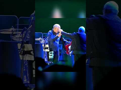 Pete Townshend's Guitar Malfunction: he throws away his guitar | epic sound🎸🔊#PeteTownshend #shorts