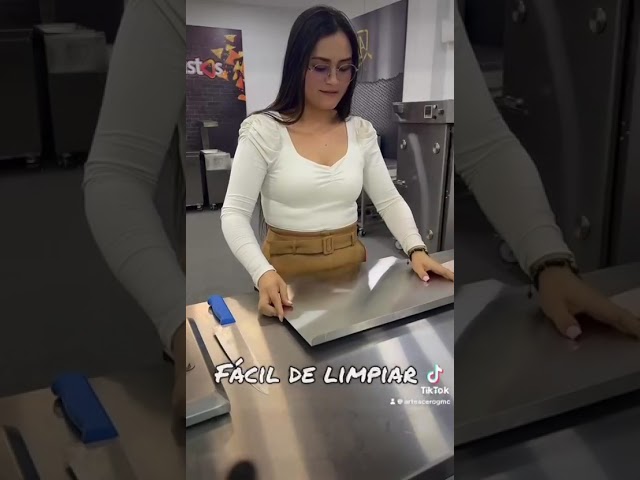 Vídeo relacionado con Tabla de cortar grande de acero inoxidable, 50 x 50 x 0,15 cm, tablas de cortar de doble cara con borde de tope, tabla de corte antideslizante, encimera de cocina, para carne, frutas, verduras, pan y