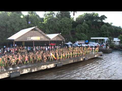 Arrivée à Hiva Oa de l'Aranui 5