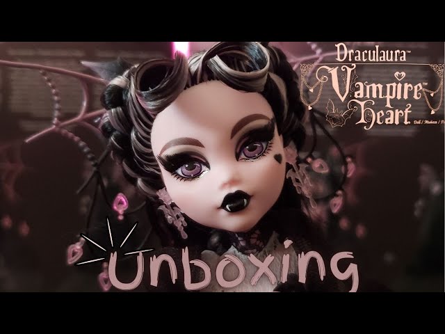 Vídeo relacionado con Monster High Alumni - Alas de corazón de Draculaura Camiseta