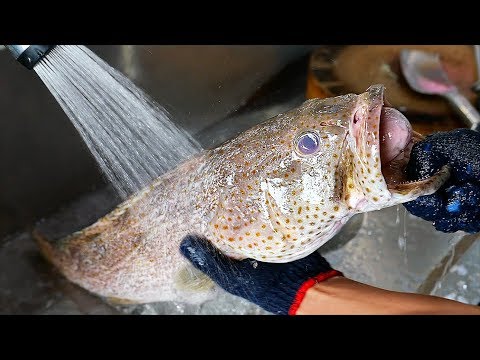 Thai mat - Läcker Grouper Fisk stekt vitlök & sötsur sås Bangkok skaldjur Thailand