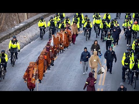 Video Thumbnail: Buddhistische Mönche beenden 3700-Kilometer-Friedensmarsch nach Washington
