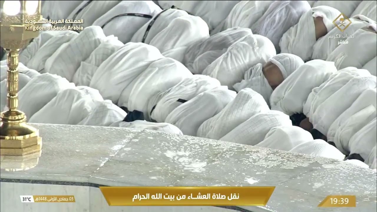 تحت زخّات المطر.. جباهٌ ساجدة وقلوبٌ ترجُو رحمة الله 🤍