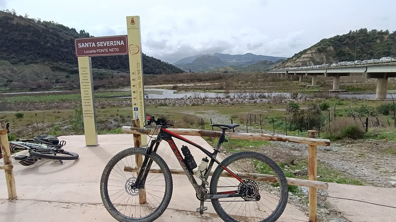 Ciclisti e famiglie tengono a battesimo la ciclopedonale Val di Neto