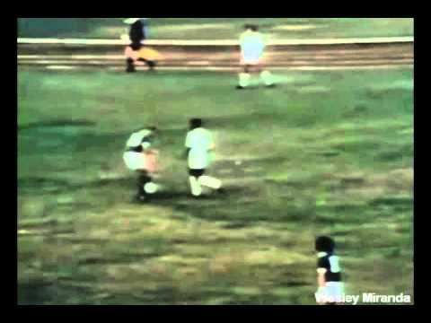 Pelé aplica sensacional "sainha" em Ademir da Guia